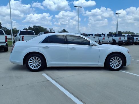 Used 2014 Chrysler 300 RWD image 5
