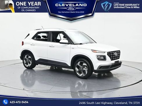 Used 2024 Hyundai Venue SEL FWD image 1