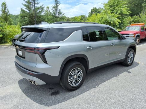 Certified 2025 Chevrolet Traverse LT w/ Driver Confidence Package FWD image 5