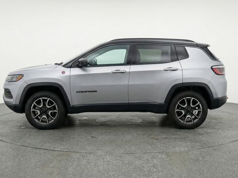 Used 2025 Jeep Compass Trailhawk AWD/4WD image 5