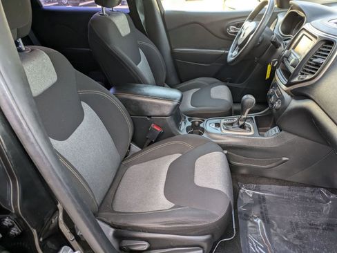 Used 2016 Jeep Cherokee Sport FWD image 27