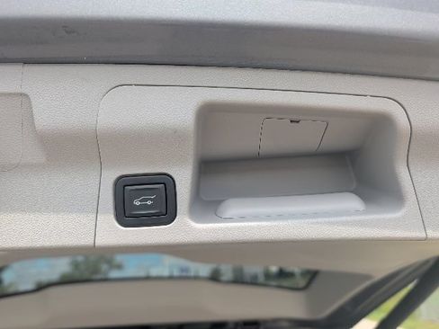 Used 2021 GMC Acadia SLT w/ Technology Package FWD image 16
