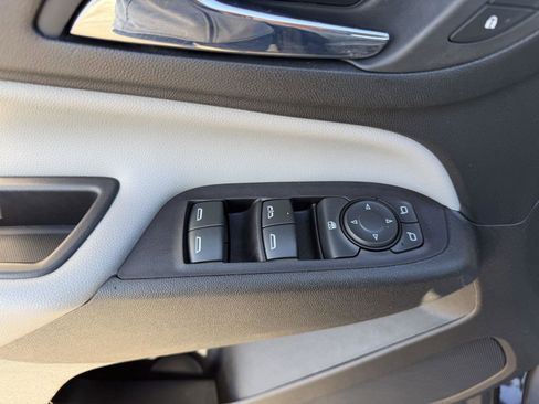 Used 2021 Chevrolet Equinox LS w/ LS Convenience Package AWD/4WD image 11
