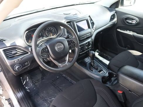 Used 2020 Jeep Cherokee Latitude FWD image 10