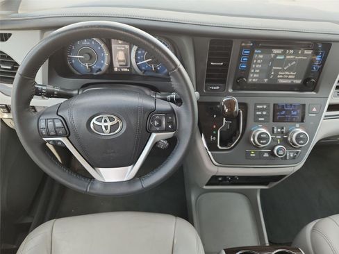 Used 2017 Toyota Sienna XLE Premium FWD image 11