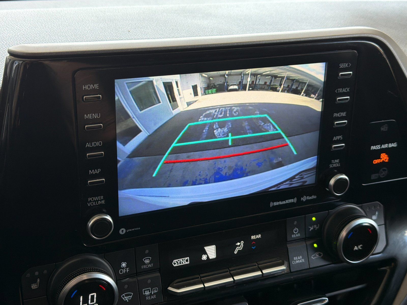 Used 2022 Toyota Highlander XLE FWD image 20