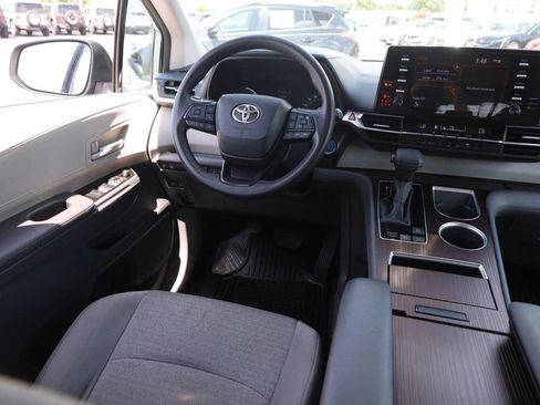 Used 2024 Toyota Sienna LE FWD image 22