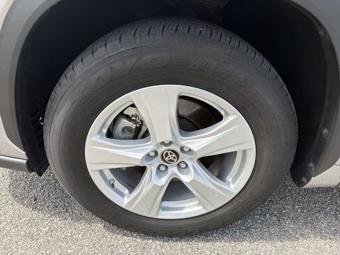 Certified 2025 Toyota Highlander LE FWD image 19