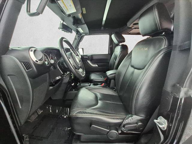 Used 2018 Jeep Wrangler Sahara w/ Connectivity Group AWD/4WD image 16
