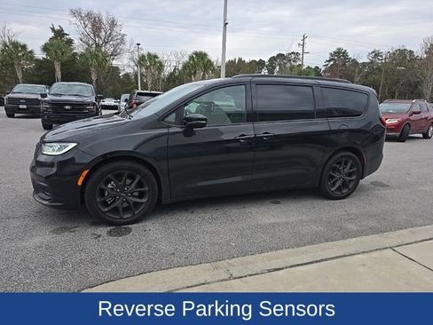 Used 2023 Chrysler Pacifica Limited w/ Uconnect Theater Family Group image 5