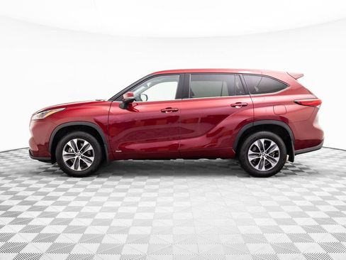 Used 2022 Toyota Highlander XLE image 2