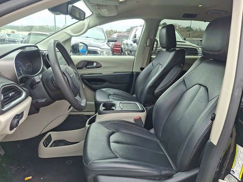 Used 2024 Chrysler Pacifica Touring-L image 13