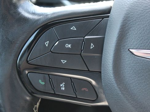 Used 2021 Chrysler Pacifica Touring-L w/ Uconnect Theater Family Group FWD image 23