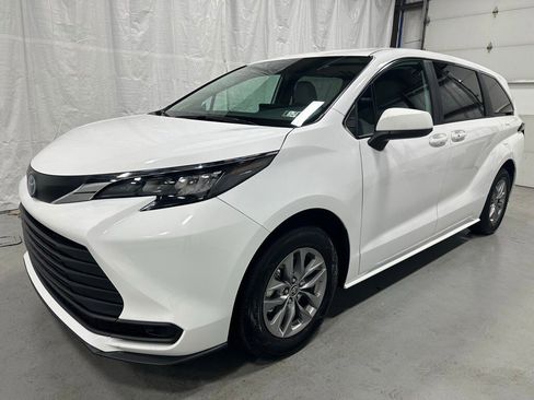 Used 2025 Toyota Sienna LE image 3