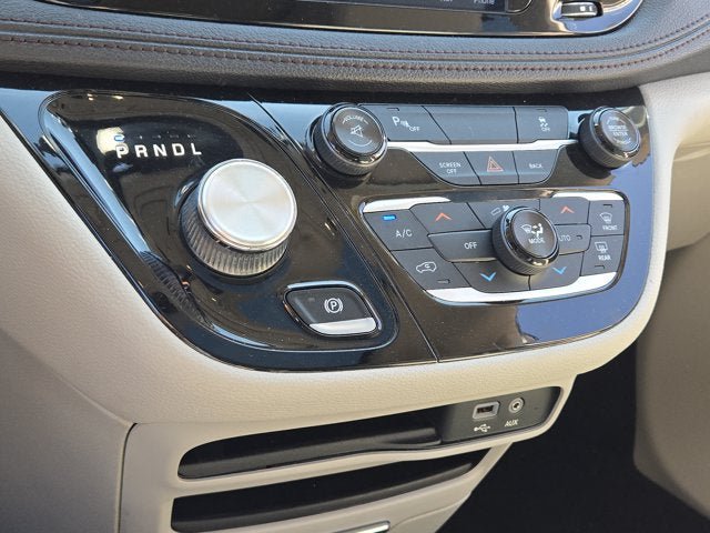 Used 2017 Chrysler Pacifica Limited FWD image 25