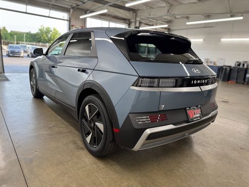 New 2025 Hyundai Ioniq 5 SE image 21