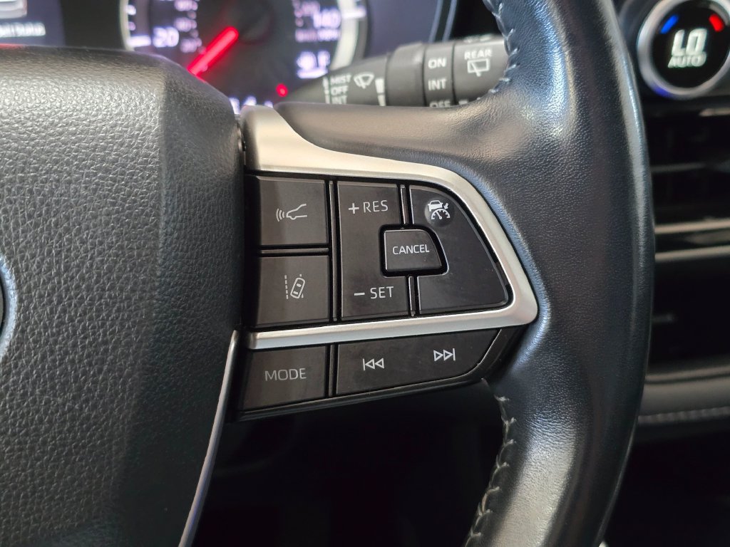 Used 2022 Toyota Highlander LE AWD/4WD image 19
