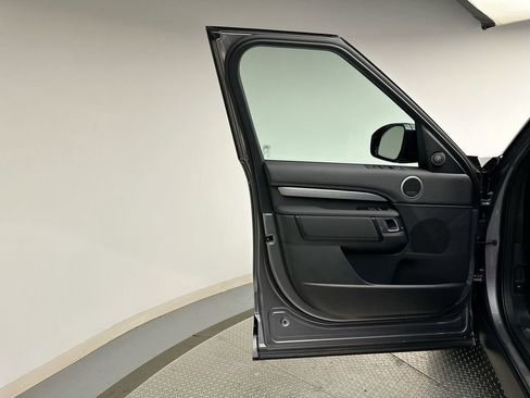 Used 2025 Land Rover Discovery Dynamic SE image 7