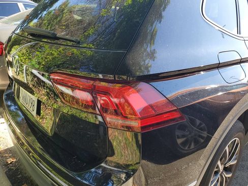 Used 2021 Volkswagen Tiguan SE w/ Panoramic Sunroof Package FWD image 17