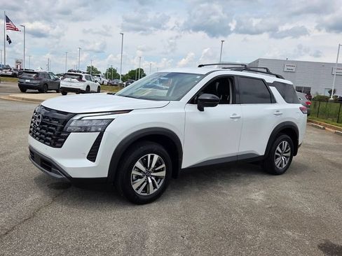 New 2026 Nissan Pathfinder SL FWD image 3