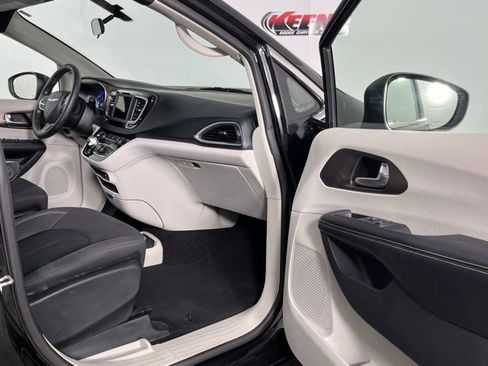 Used 2020 Chrysler Voyager L image 27