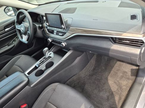 Used 2025 Nissan Altima 2.5 SV FWD image 24