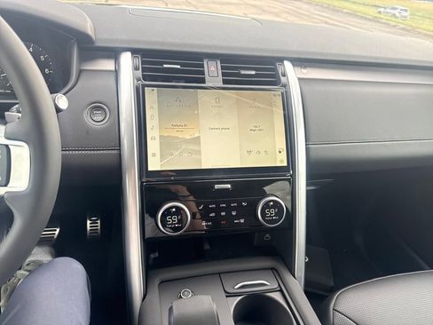 New 2025 Land Rover Discovery Dynamic SE image 13