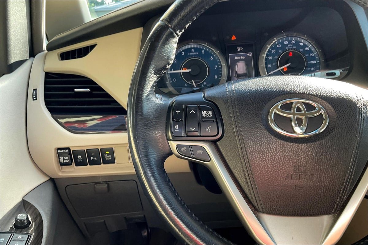 Used 2017 Toyota Sienna XLE w/ XLE Navigation Package FWD image 18