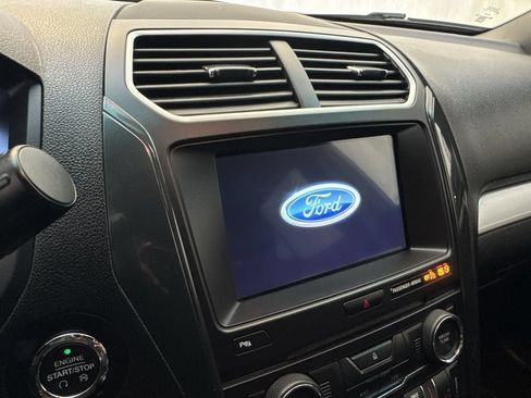 Used 2017 Ford Explorer XLT w/ Equipment Group 202A AWD/4WD image 14