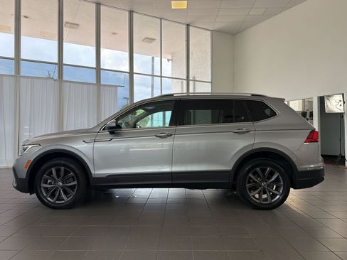Used 2022 Volkswagen Tiguan SE FWD image 2