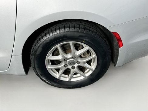 Used 2024 Chrysler Pacifica Touring-L FWD image 11