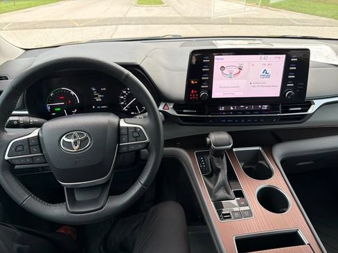 Used 2022 Toyota Sienna XLE FWD image 17