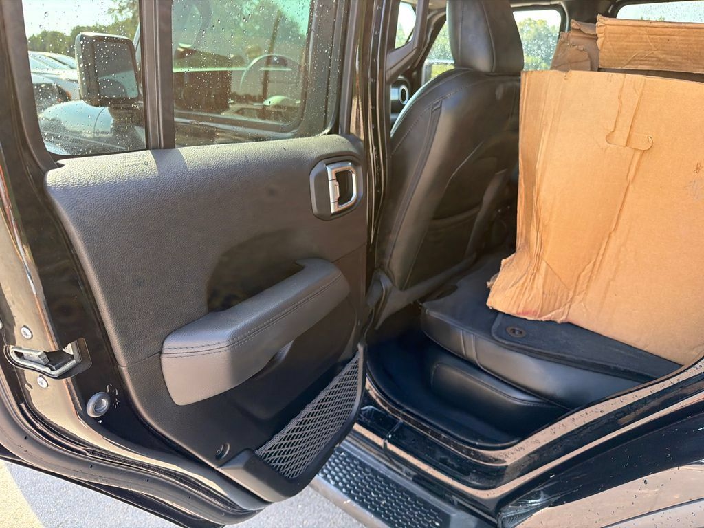 Used 2022 Jeep Wrangler Unlimited Sahara AWD/4WD image 18