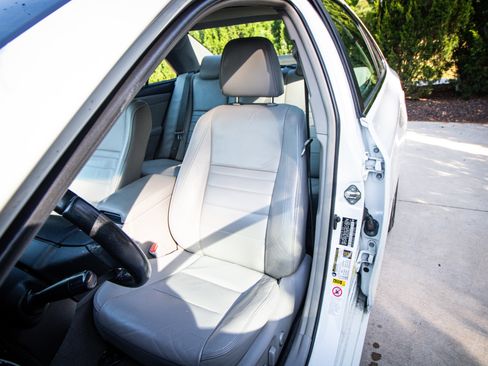 Used 2016 Toyota Camry XLE w/ Moonroof Package image 7