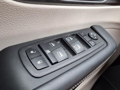 Used 2023 Chrysler Pacifica Touring-L FWD image 17