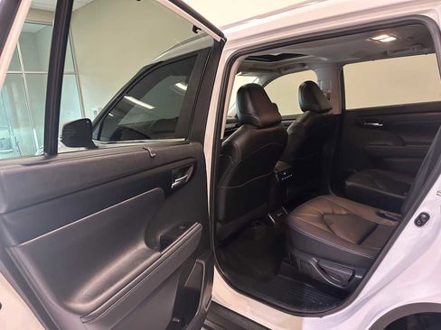 Certified 2024 Toyota Highlander XLE image 24