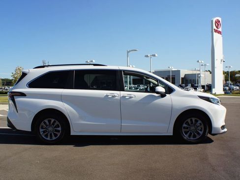 Used 2025 Toyota Sienna LE image 21