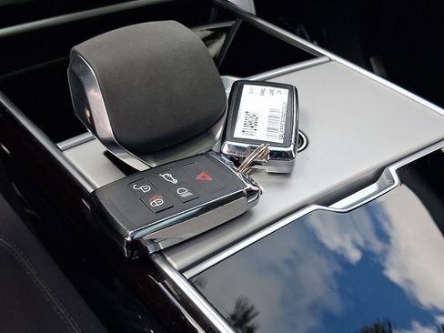 Used 2024 Land Rover Range Rover Long Wheelbase SE AWD/4WD image 26