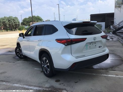 Used 2021 Toyota Highlander XLE AWD/4WD image 6