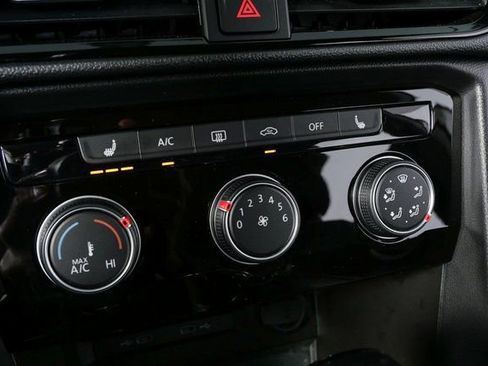 Certified 2023 Volkswagen Taos SE w/ Black Wheel Package image 9