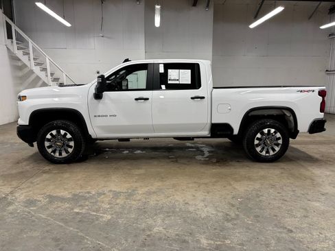 Used 2024 Chevrolet Silverado 2500 Custom AWD/4WD image 4