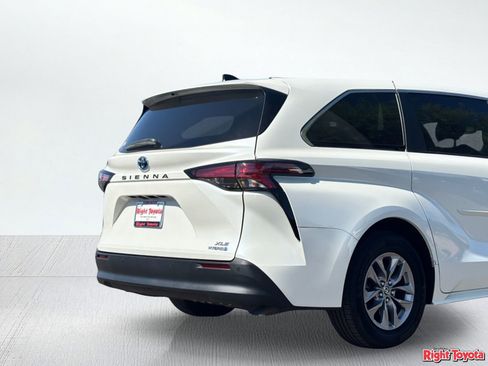 Certified 2021 Toyota Sienna XLE FWD image 11