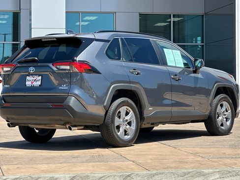 Certified 2022 Toyota RAV4 LE AWD/4WD image 4