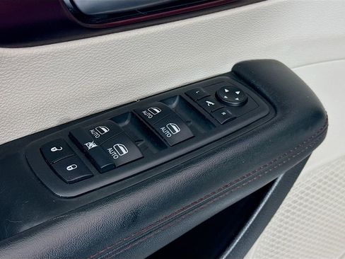 Used 2020 Chrysler Pacifica Limited FWD image 18