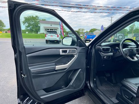 Used 2023 Ford Explorer XLT w/ Equipment Group 202A image 9