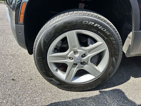 Used 2023 Land Rover Defender 130 SE AWD/4WD image 2