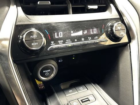 Used 2023 Toyota Venza LE AWD/4WD image 18