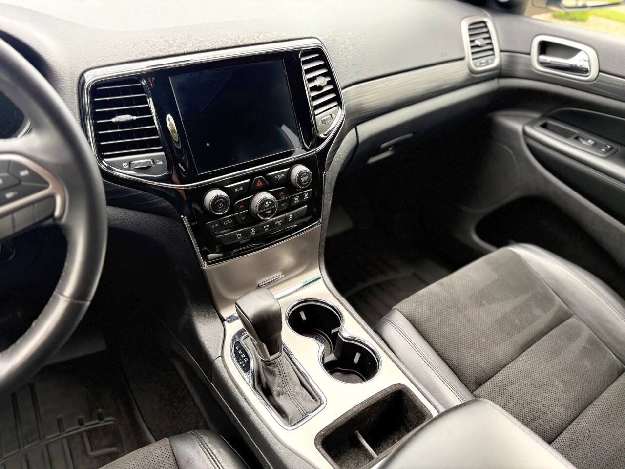 Used 2019 Jeep Grand Cherokee Laredo w/ Laredo X Package AWD/4WD image 19