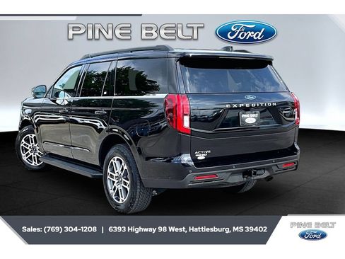 Used 2025 Ford Expedition Active AWD/4WD image 2