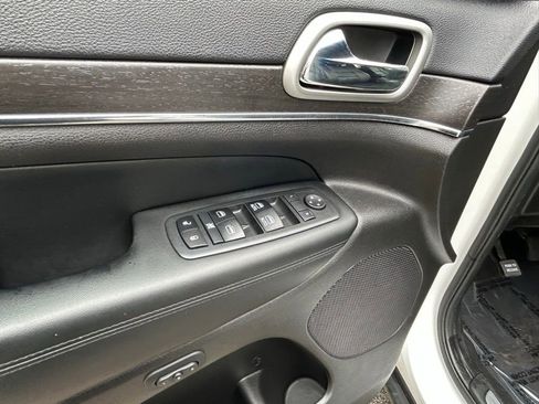 Used 2018 Jeep Grand Cherokee Limited image 16